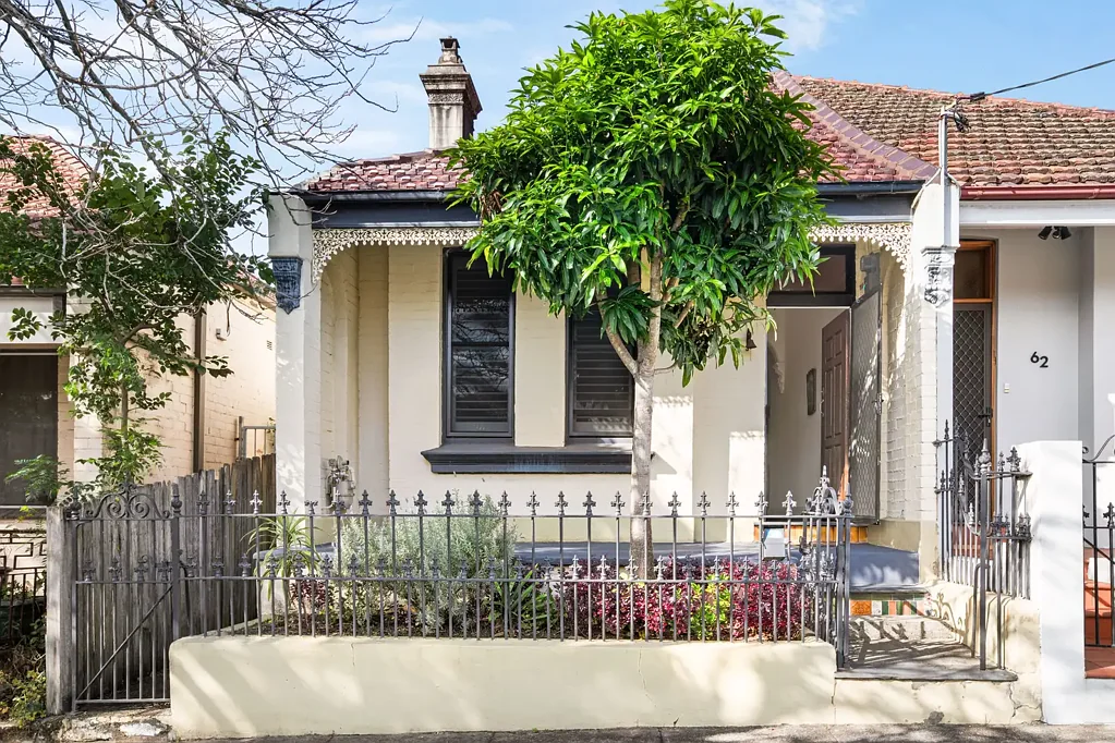 Marrickville 3房 现代砖砌半独立屋 低维护休闲场所 靠近Marrickville市中心 步行至咖啡馆地铁 三卧现代厨卫 静街充足车位 Light, charm and modern style in a character semi