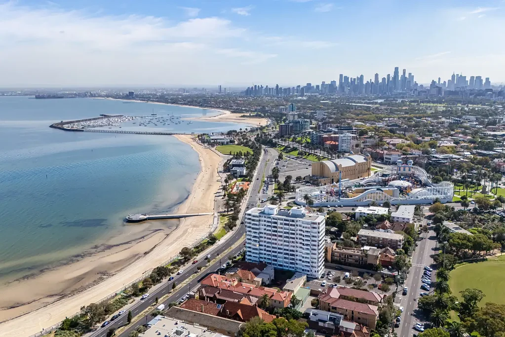 St Kilda 2房 海滨瑰宝 60年代地标建筑 高层海景采光佳 停车位齐全 屋顶烧烤区 墨尔本天际线视野 Priced to Sell!