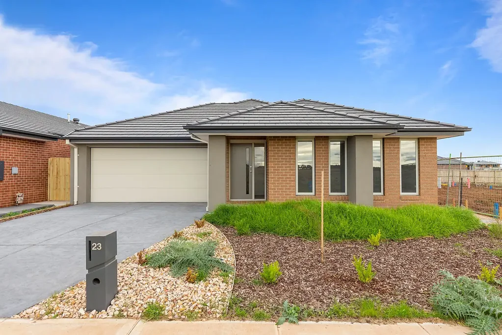 Light-filled Comfortable 4 Bedroom House in Manor Lakes