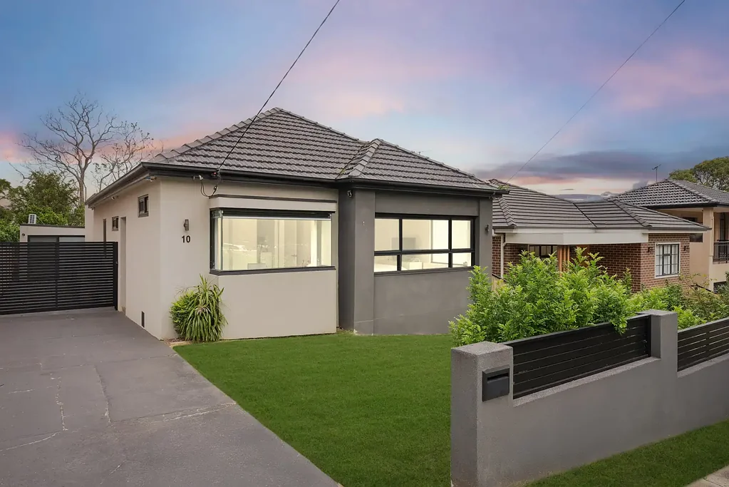 Roselands 3कमरा Smartly Updated Single Level Home Delivers Modern Ease of Living