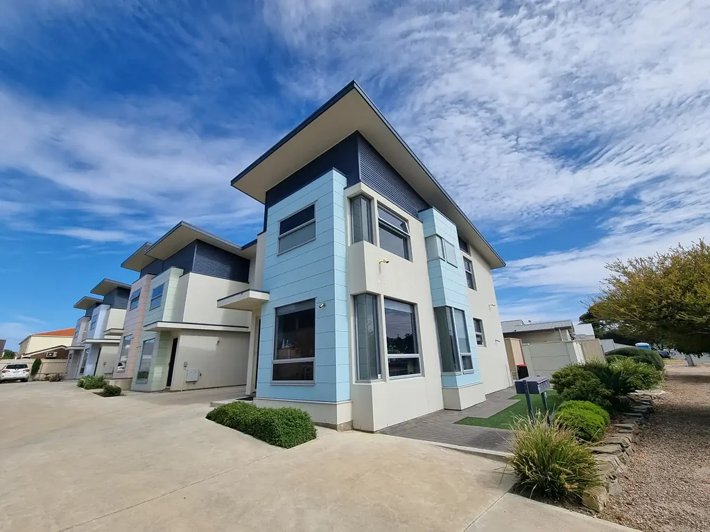 Townhouse minutes to the Beach!