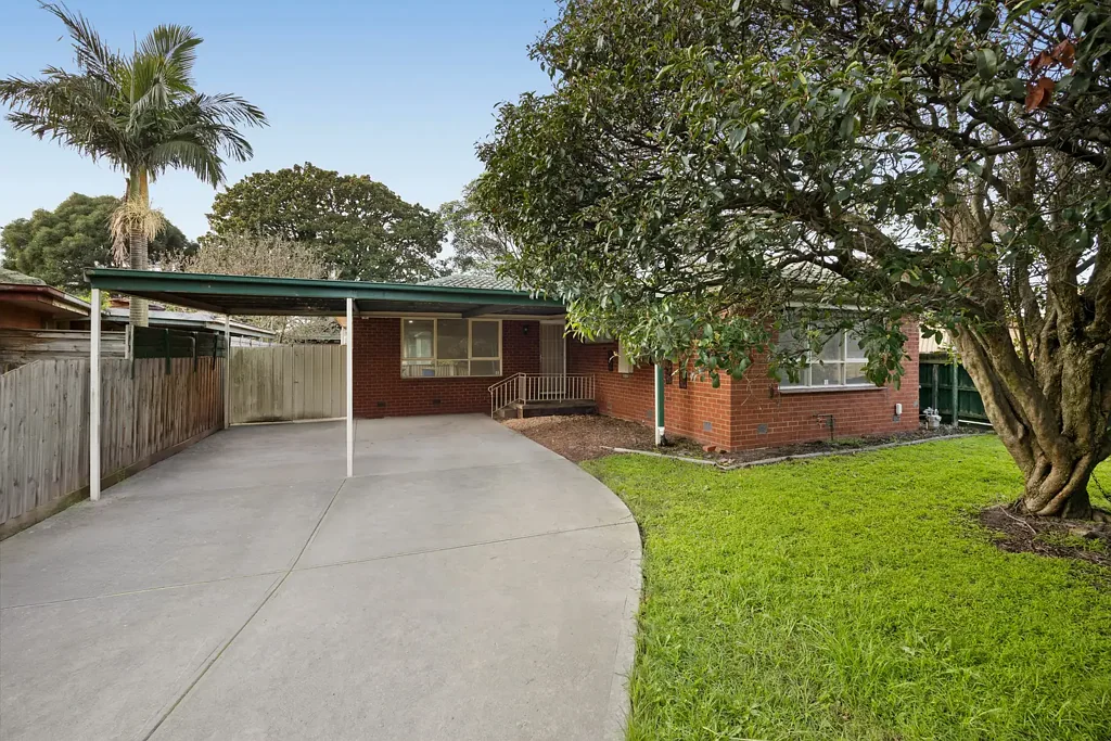 Comfortable Three-Bedroom Home in a Convenient Cranbourne Location!