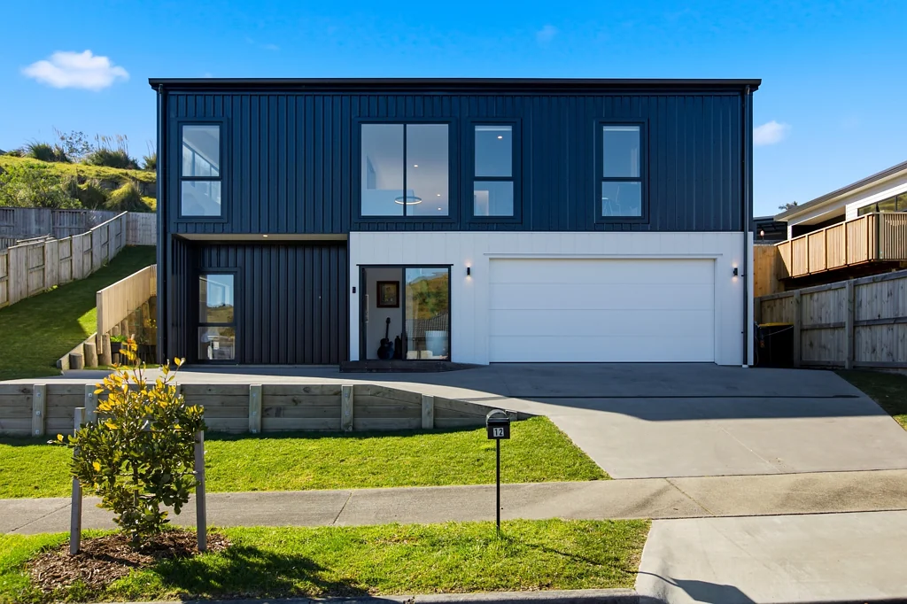 Welcome Bay 4chambre Contemporary Family Living with Rural Outlook