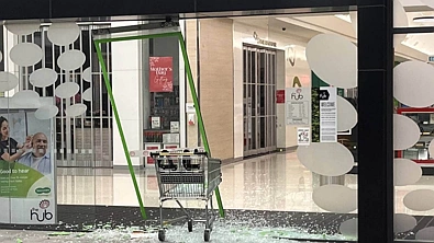 电影都不敢这么拍！新西兰华人遭遇打砸抢，商店1分钟内被12人洗劫！