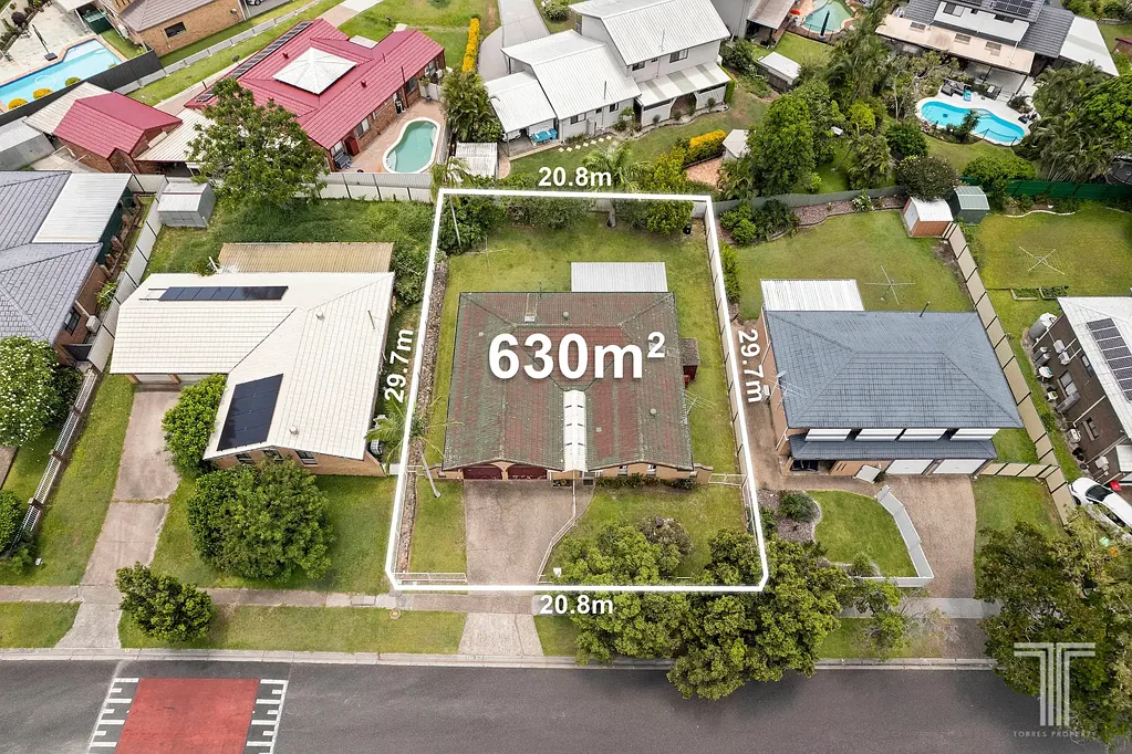 Carindale 3ਬੈੱਡਰੂਮ Timeless Brick Character with Exceptional Potential in a Leafy Carindale Setting