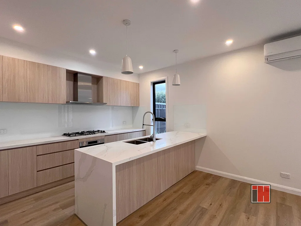 Avondale Heights 4ห้องนอน Refined Townhome Living in Avondale Heights
