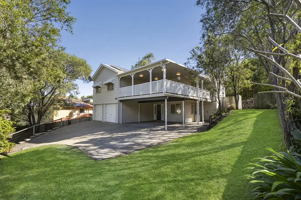 Eatons Hill 4chambre Elevated Family Living in Sought-After Eatons Hill - Spacious Two - Storey Home with Views