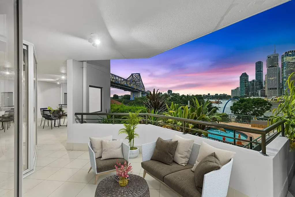 BREATHTAKING 4 BED 3 BATH WITH PRIME CITY VIEW