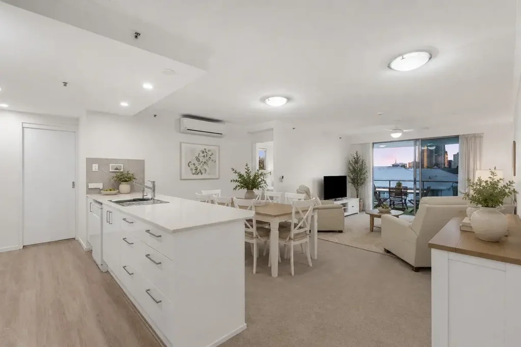 Surfers Paradise 3房  SUN-DRENCHED RESORT LIVING | 150M TO THE BEACH - 3 Bed | 2 Bath | 2 Balconies | Resort Amenities