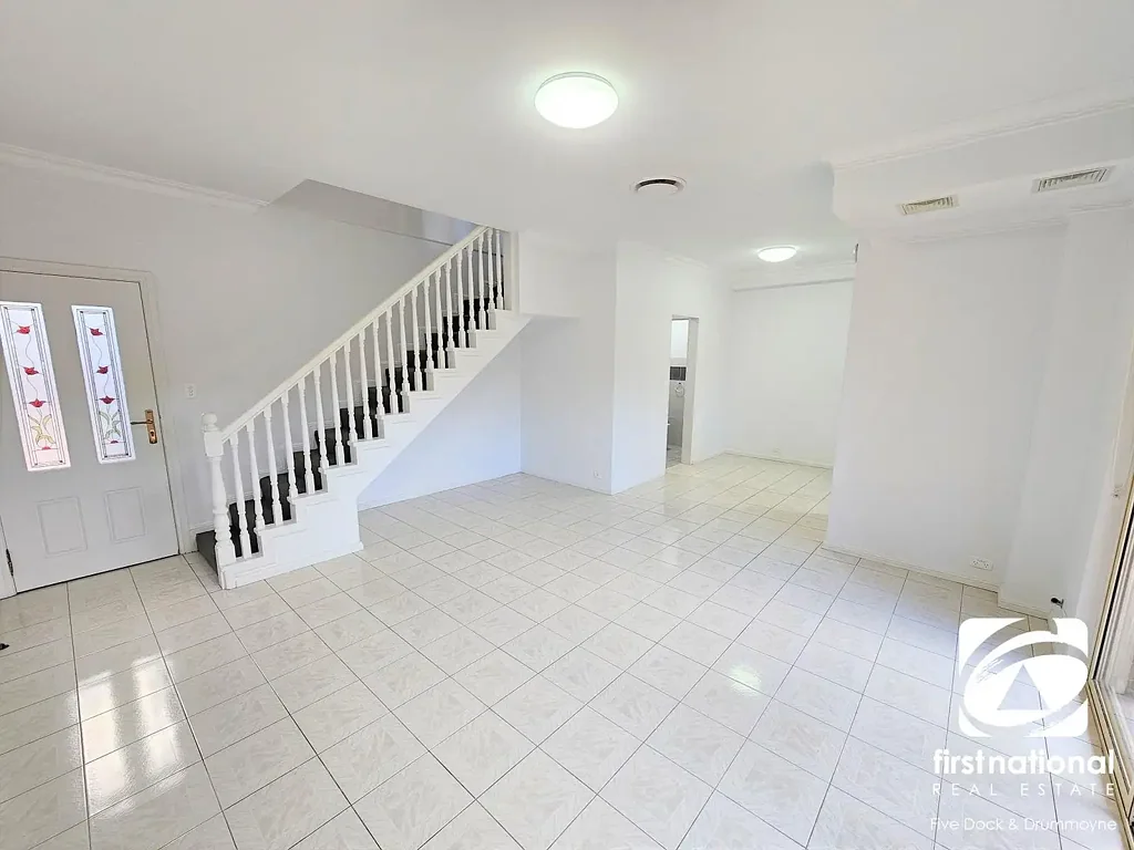 BEAUTIFULLY PRESENTED TOWNHOUSE WITH DOUBLE LOCK-UP GARAGE