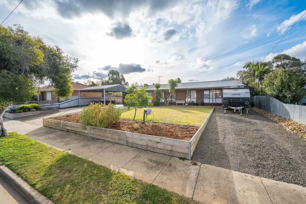 Kialla 4 Bedroom Family Living Made Easy on a Generous Block in Kialla