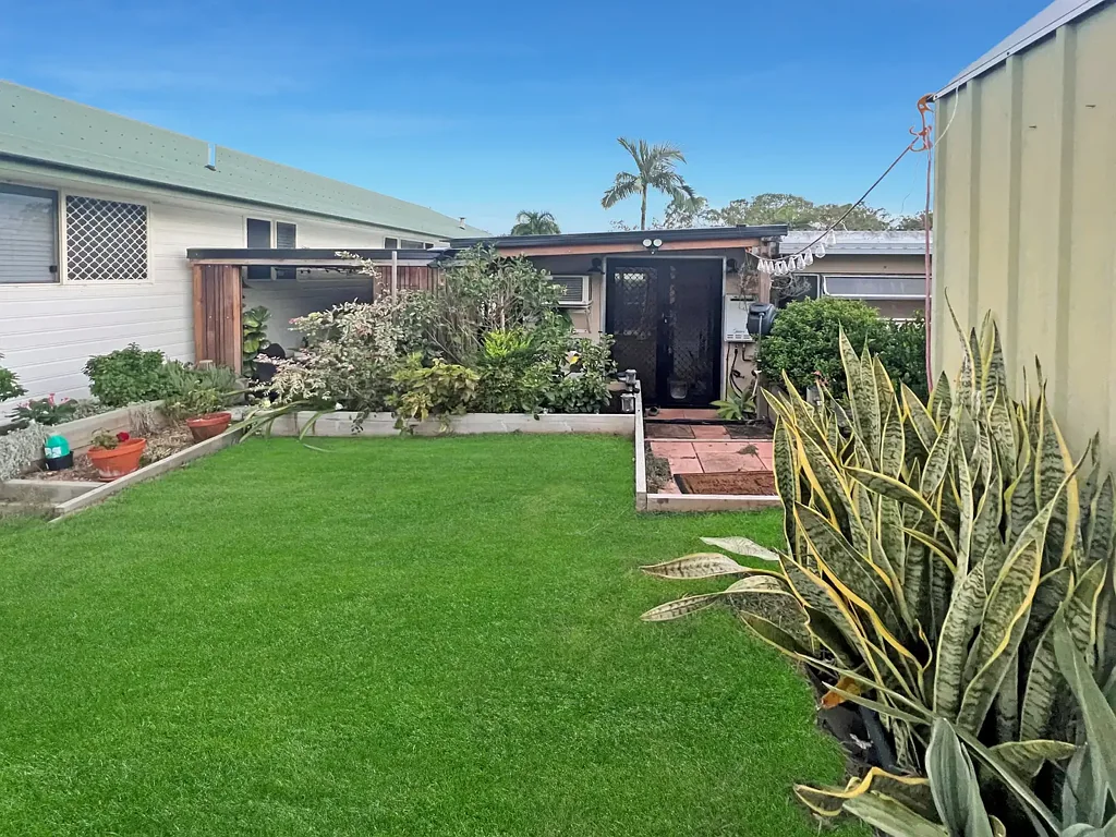 Boyne Island 1Moenga LOOKING TO DOWNSIZE - COMFORTABLE LIVING - BOYNE ISLAND CARAVAN PARK