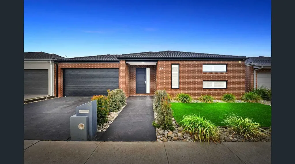 Luxury Living in a Prime Location!