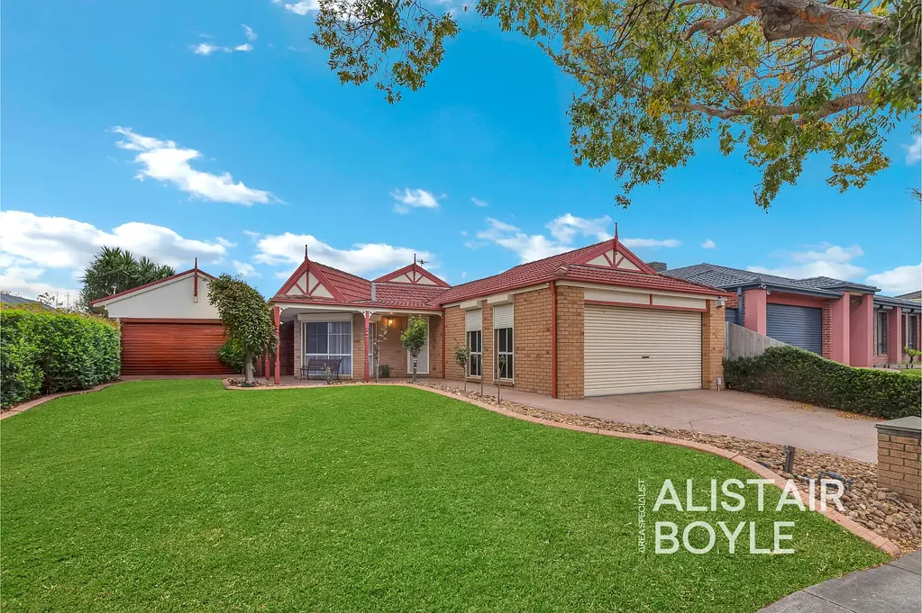Narre Warren South 4ห้องนอน The Brief: Immaculate Family Home with Side Access & Multiple Living Zones