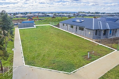 Warragul Corner Convenience with Room to Build