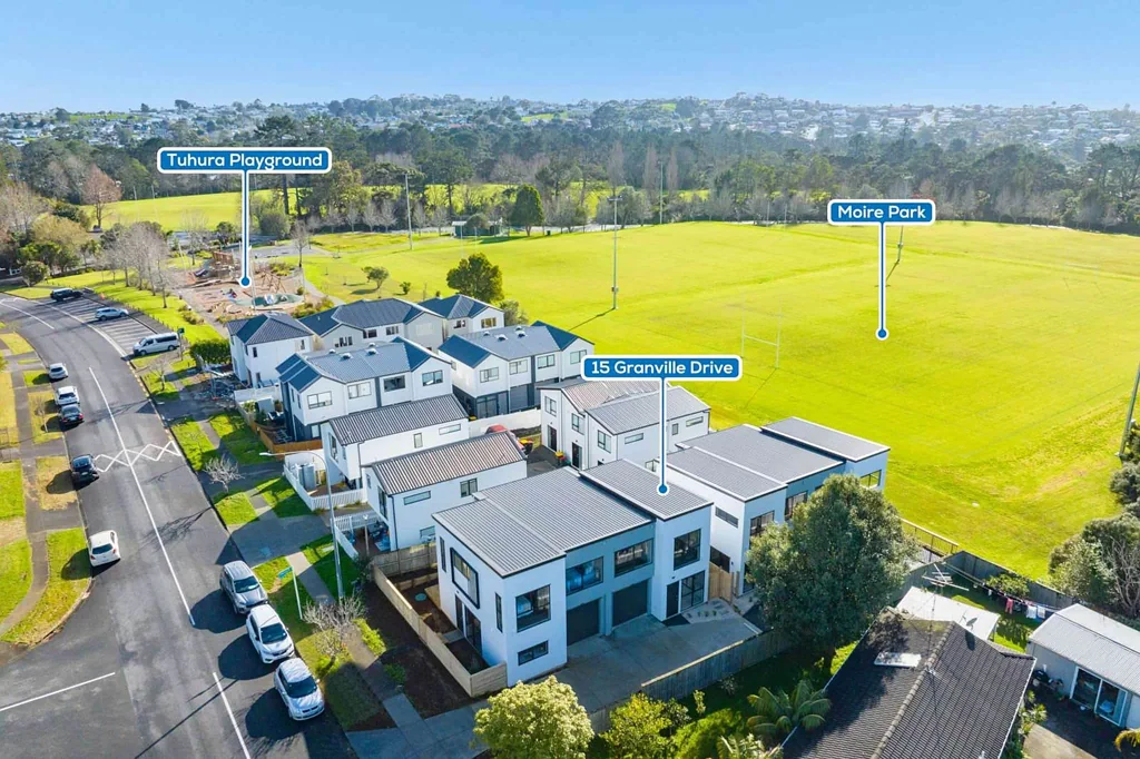 Massey 3 Slaapkamer Modern Living Backing onto Reserve Park