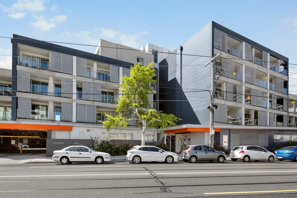 Preston 2房 中心地段两居室 开放式布局 采光充足 私人阳台 现代厨房 不锈钢电器 邻近电车 火车站 设施便捷 Modern Living with Style and Convenience