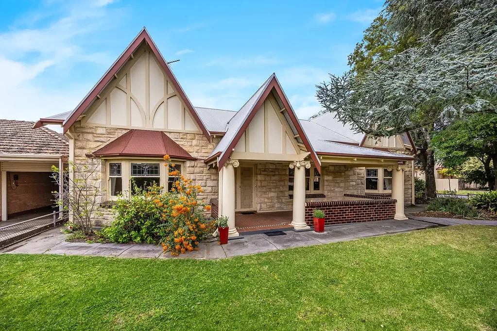 Beulah Park 4Kwarto A city-fringe signature with Tudor prestige, coveted corner perks and plenty of personality to inspire…
