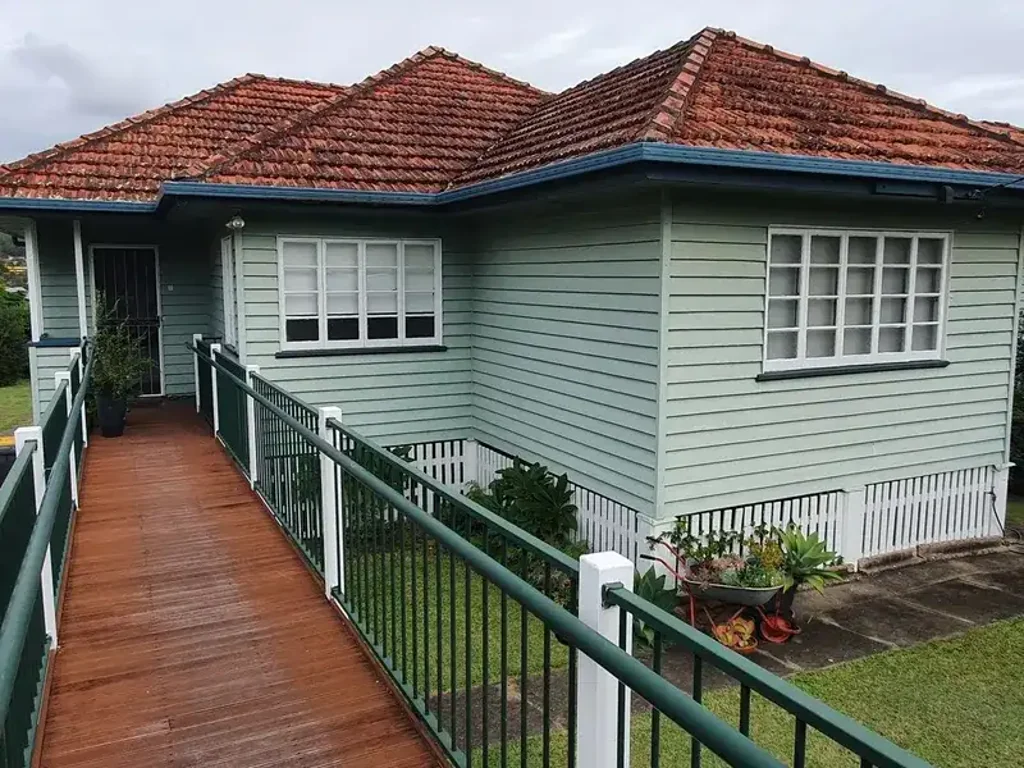 Stylish Three-Bedroom house Close to Transport & Schools