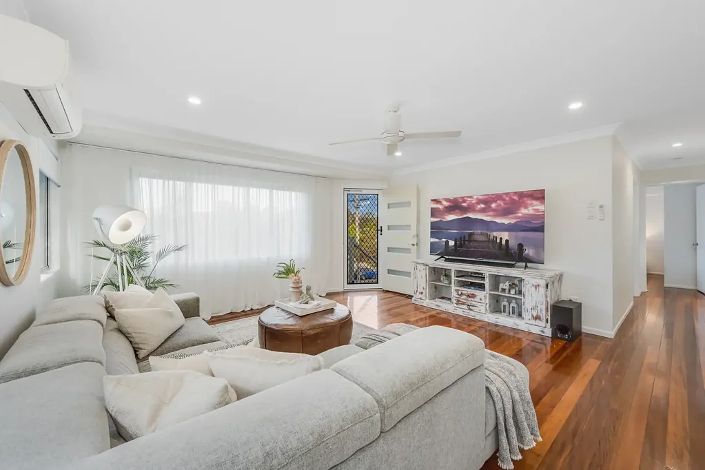Ferny Hills 3房  家庭友好的生活，兼具私密性与视野 - 您的隐藏珍宝就在32 Gordon Road, Ferny Hills！ Family-Friendly Living with Privacy and Elevation - Your Hidden Gem Awaits at 32 Gordon Road, Ferny Hills!