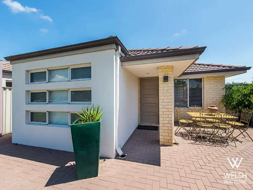 LUXURY LIVING AND VERY LOW MAINTENANCE!