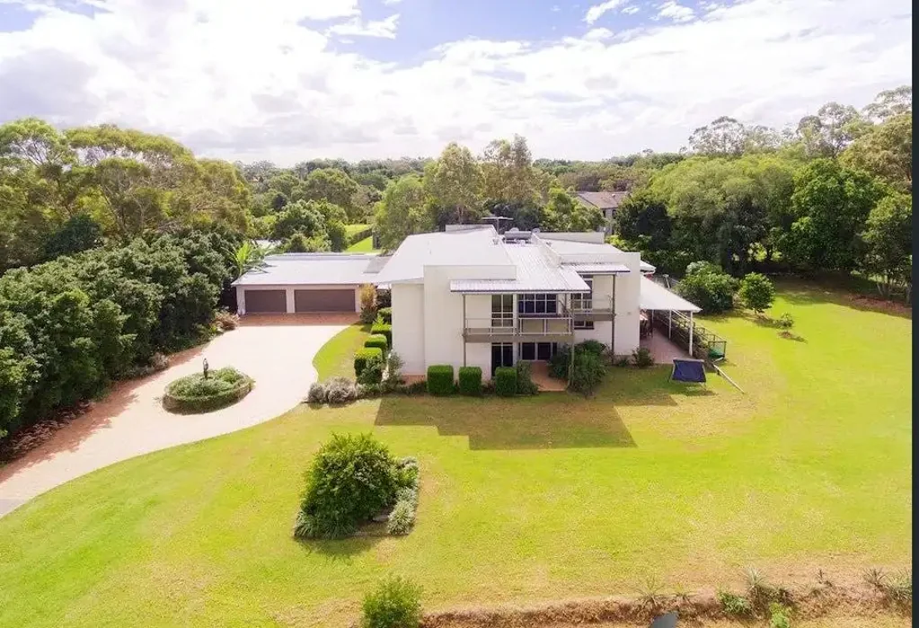 The Ultimate in Acreage Living � Spacious Family Home for Lease