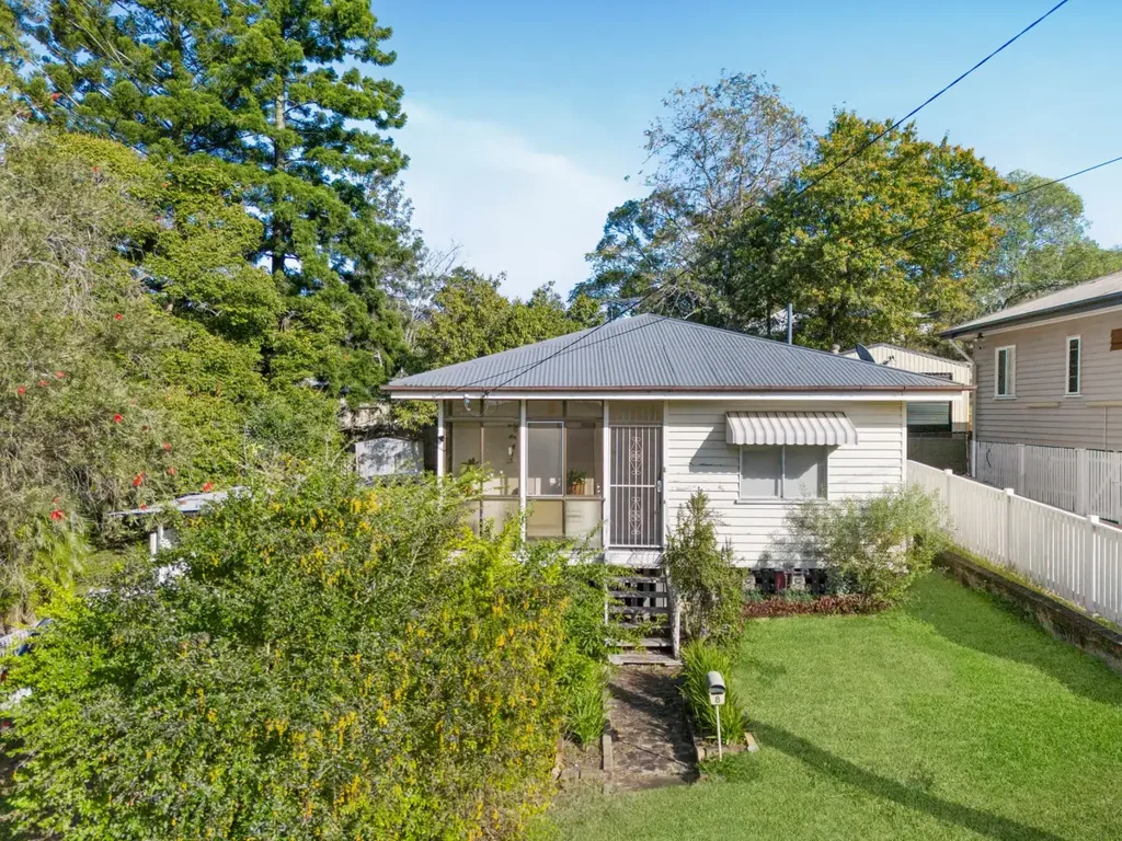North Ipswich 2Zimmer 956 m² on Two Lots, One Prime Location – To Renovate, Invest or Develop in North Ipswich!