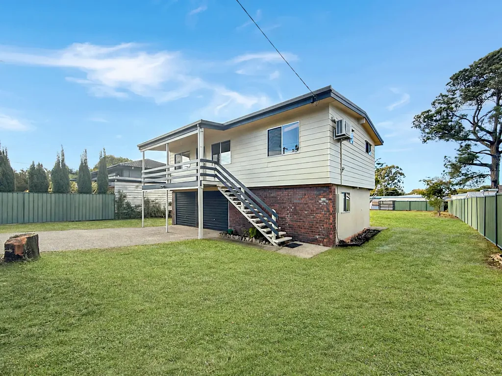 Fantastic location! Close to schools, shops & food outlets