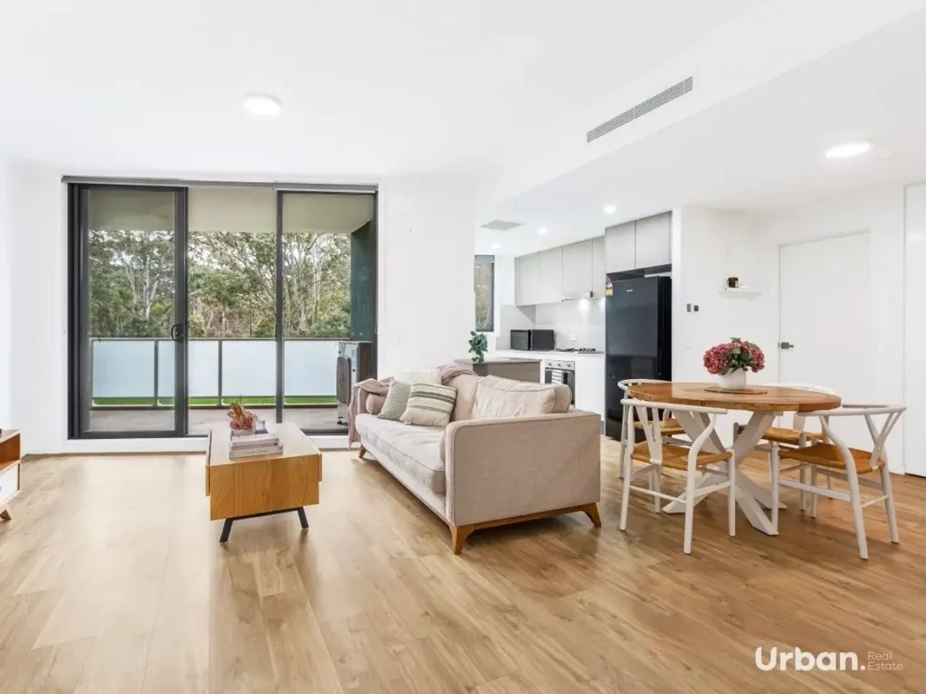 Rouse Hill 2房 Rouse Hill中心 450米步行村 1.2公里镇中心 现代厨岛台 高级木地板 私享露台观景 Convenience, Comfort & Modern Design – All in One