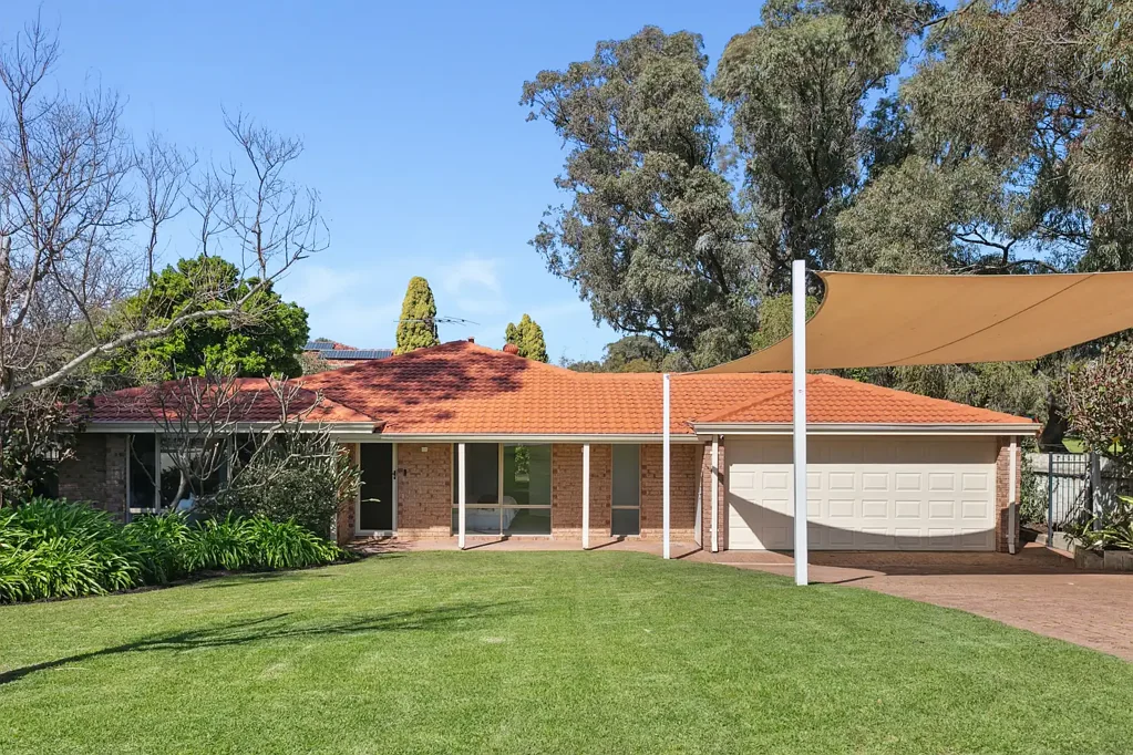 Mount Claremont 4部屋 Family-Friendly Living with a Large Backyard Retreat
