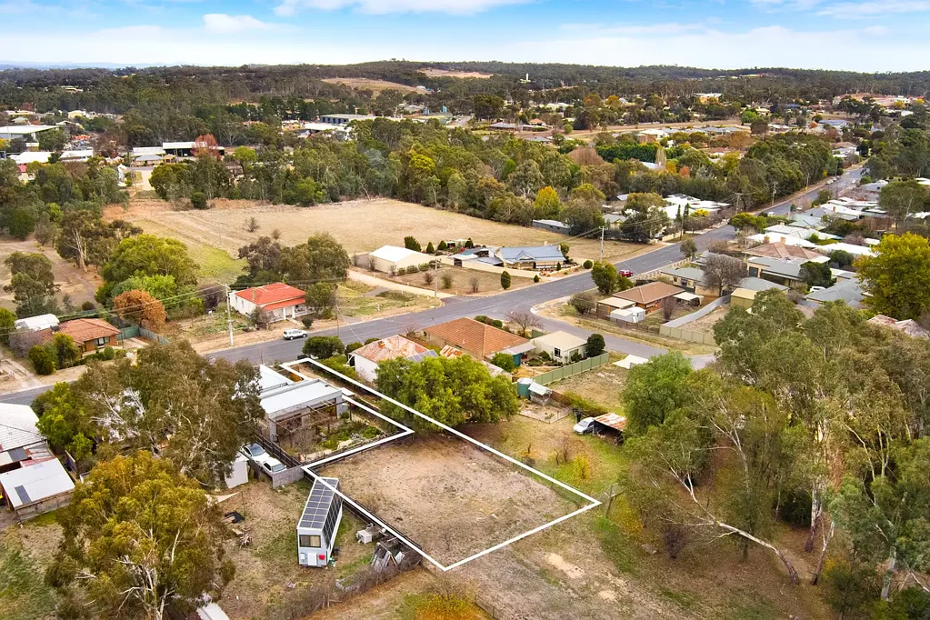 Castlemaine Hidden gem - private block with town convenience set on 607m2