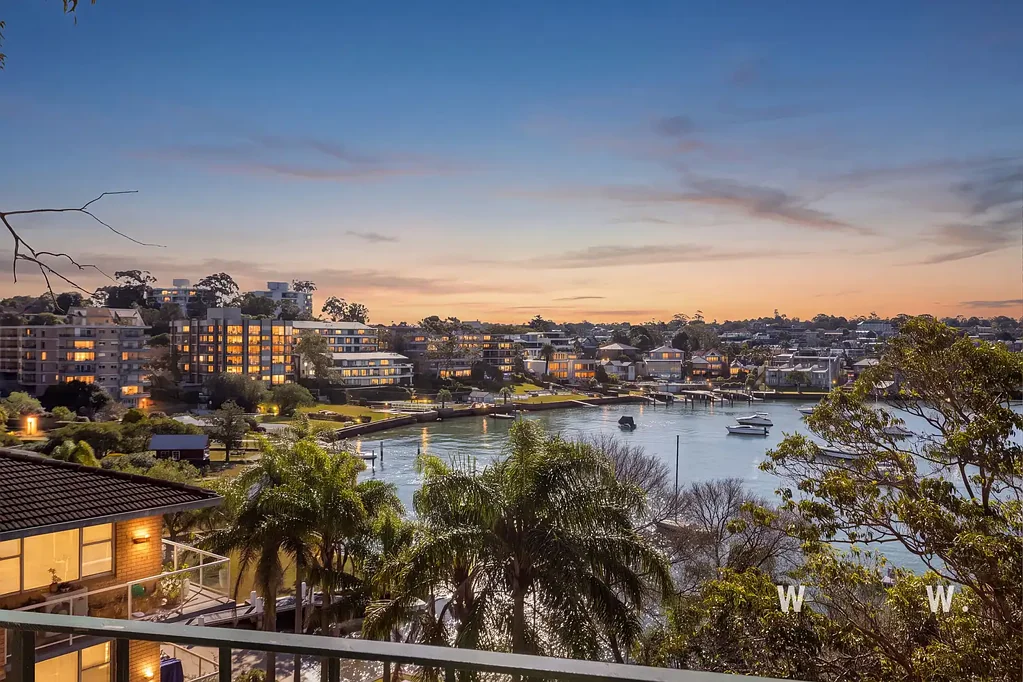 Drummoyne 2房 阳光明媚的海湾公寓，享有不间断水景 Sunlit Bayside Apartment with Uninterrupted Water Views
