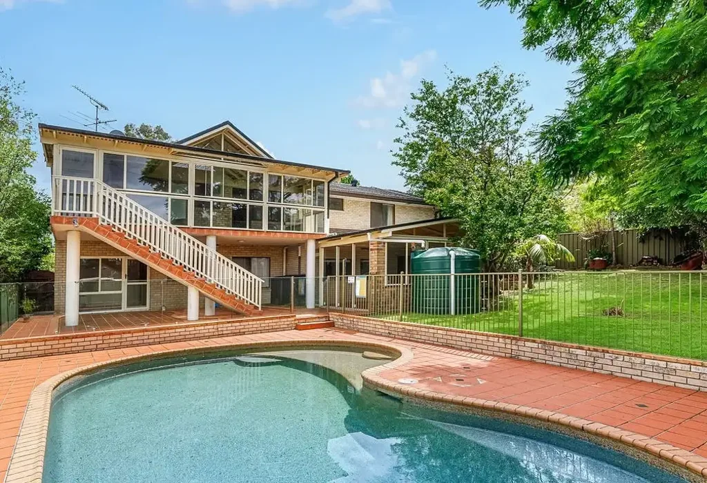 West Pennant Hills 6房 宽敞多代同堂 双厨房灵活 多功能上层休息室 主卧带套间 宽敞起居娱乐 室内外无缝流 游泳池花园环绕 充足停车位 太阳能水箱空调 Murray Farm学区 Endless Potential, Exceptional Living