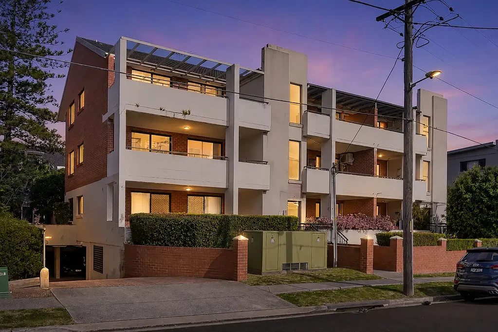 Guildford 3房 宽敞北向公寓，带双车位上锁车库 Spacious North-Facing Apartment with Double Lock-Up Garage
