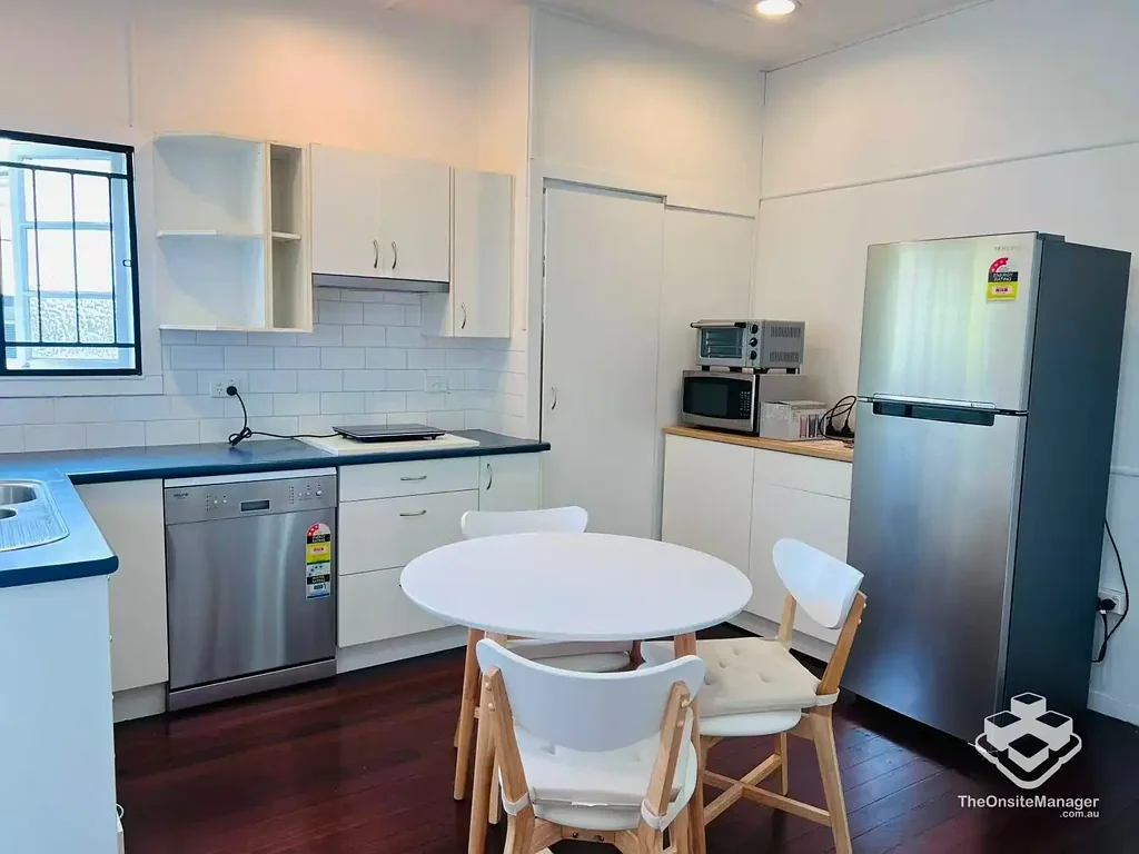 Prime Location in Taringa | Fully Furnished 3-Bed Townhouse, Bill included