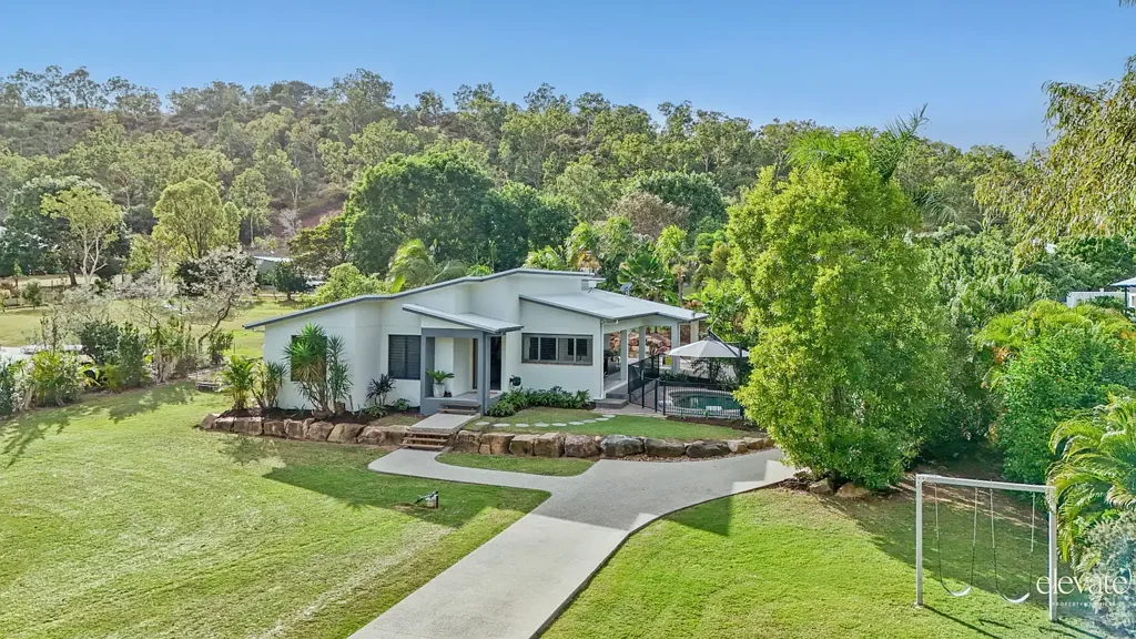 Alligator Creek 5침실 A Lifestyle Property Designed to Impress - Alligator Creek Acreage, Shed, Pool and Solar/Storage Battery
