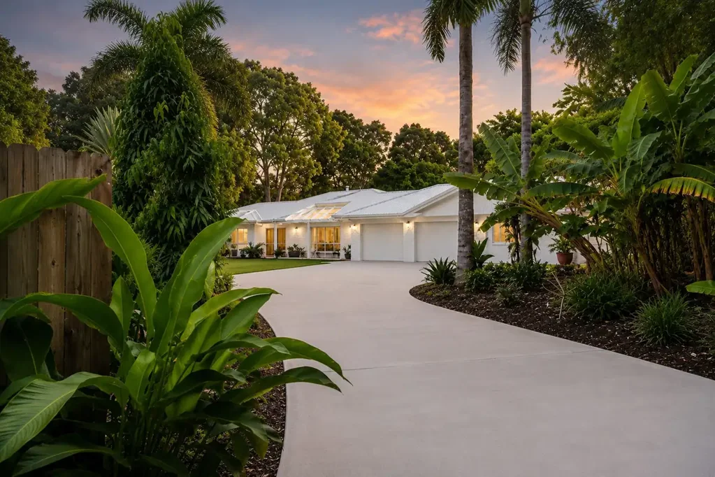 Toogoom 4침실 Beautifully Beachfront- Palm Spring Inspired Home