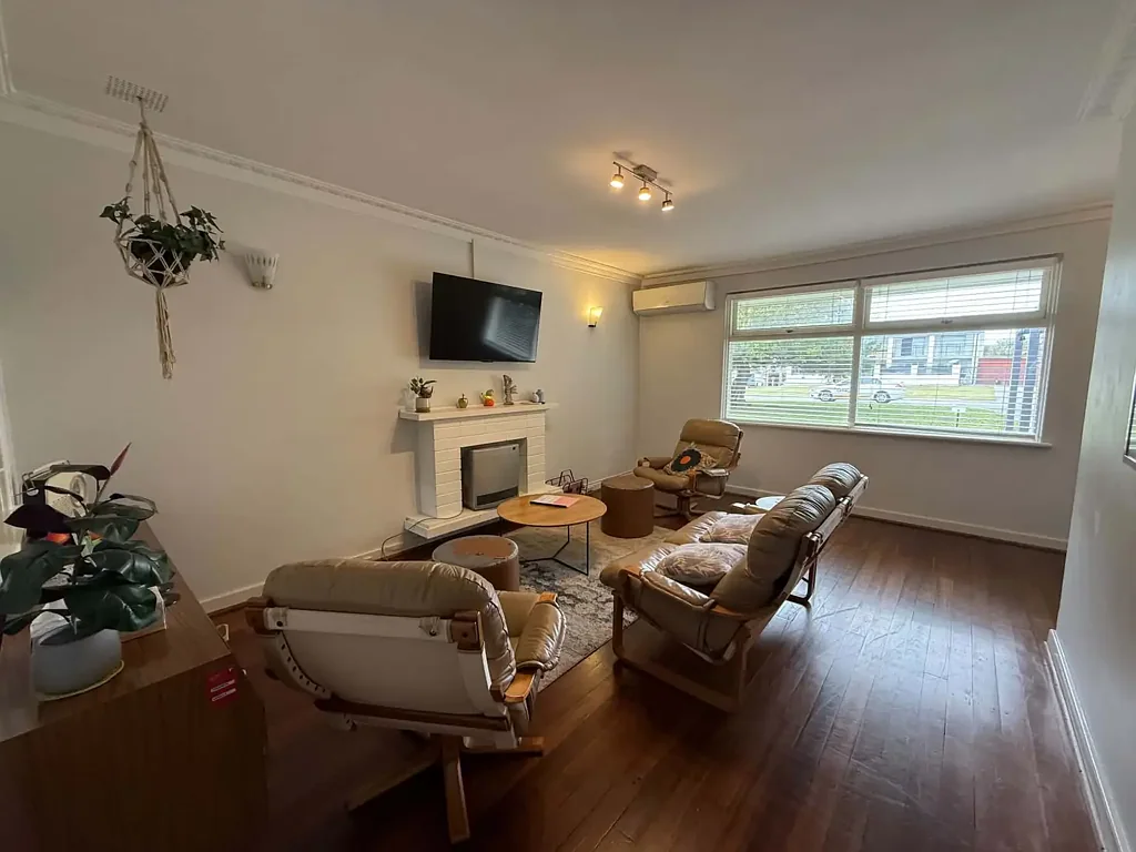 Charming 2 Bedroom Duplex minutes from the Beach