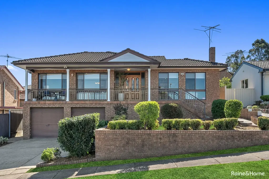 Bossley Park 4房 宽敞560平地块 四卧带柜 宽敞厨餐 自然采光 家庭休闲室 主浴双设 全屋空调安保 双车库工作室 私密庭院BBQ 便捷设施学校 Light-Filled Spacious Family Home with Workshop on 560sqm