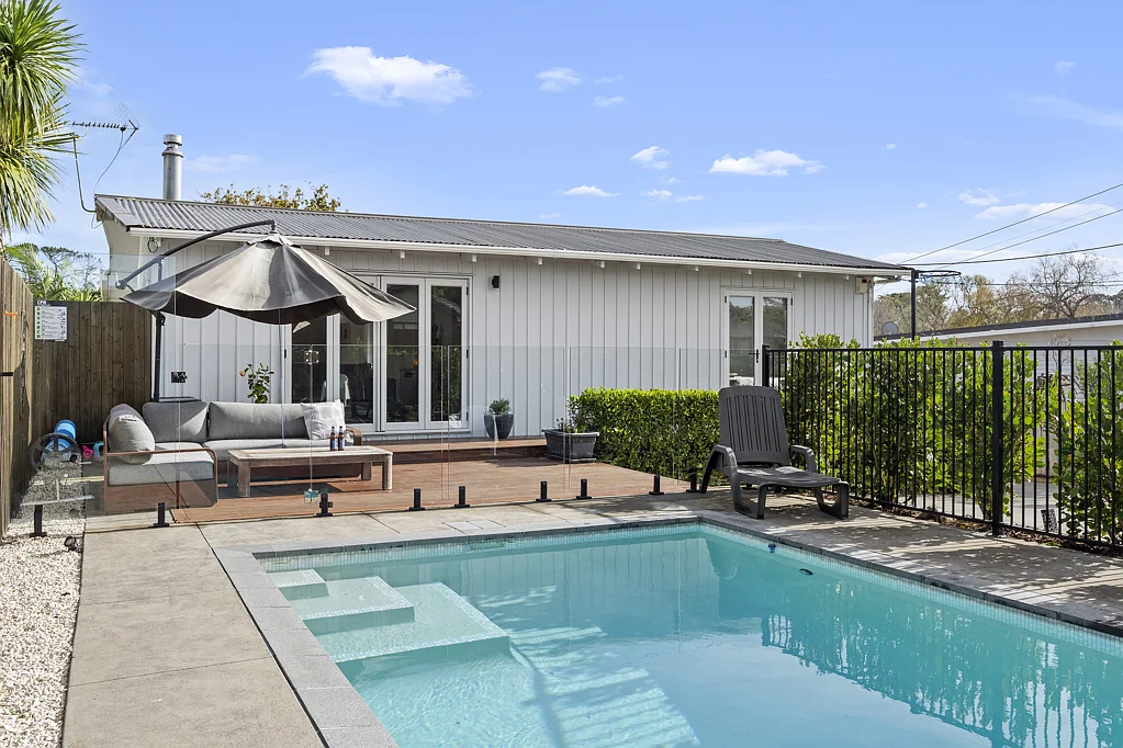 Huapai 3房  Flat, full section with a pool