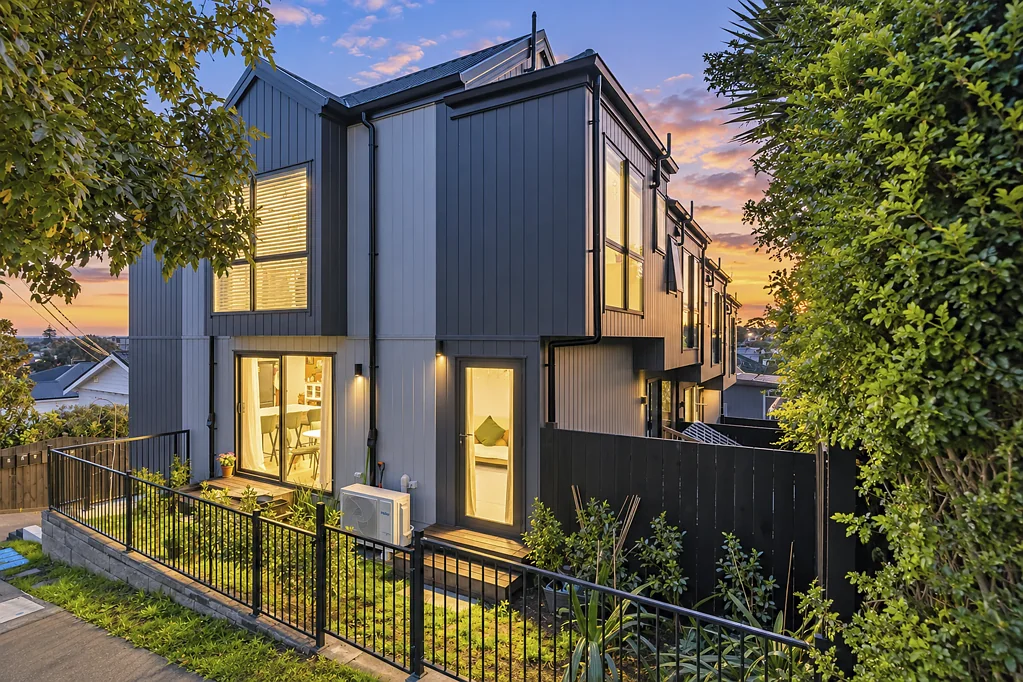 Onehunga 3Kwarto Road Frontage Exceptional Location and Convenience