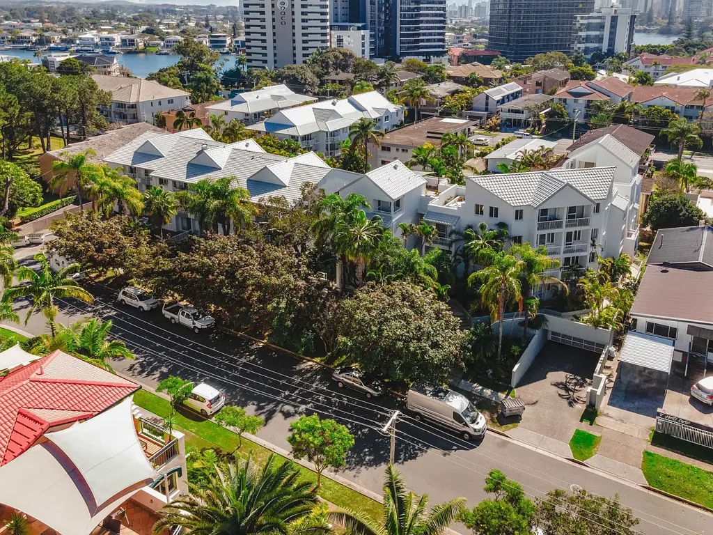 2 Bedroom Unit in Broadbeach!