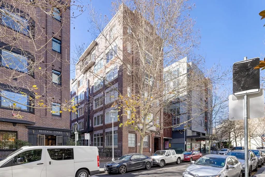Potts Point Affordable studio opportunity with scope to modernise