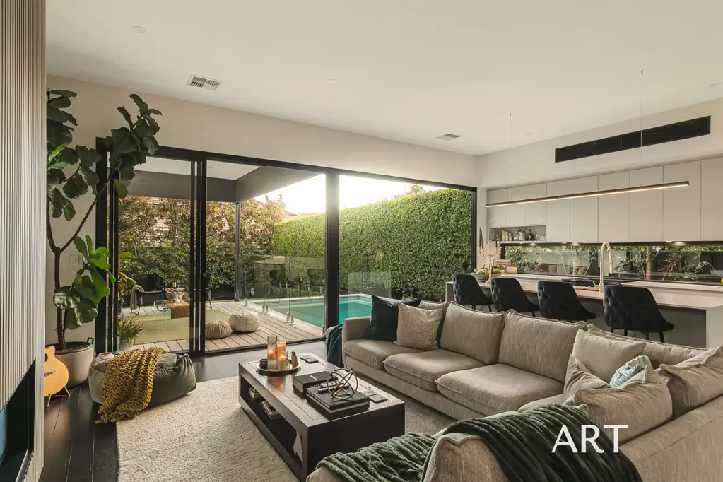 North Perth 4房  ULTIMATE LIFESTYLE UPGRADE AVAILABLE. INSTALL NOW?