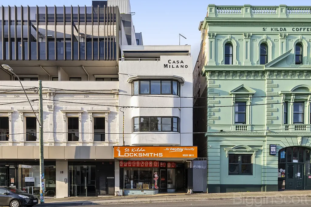 St Kilda 2房 二手卧艺术装饰 静谧精品大楼 开放式厨房 原始木地板 私人庭院 产权内车位 Unique Art Deco Charm in the Heart of St Kilda