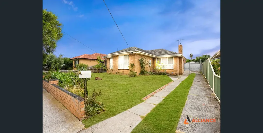 Spacious & Comfortable Family Home in Hadfield