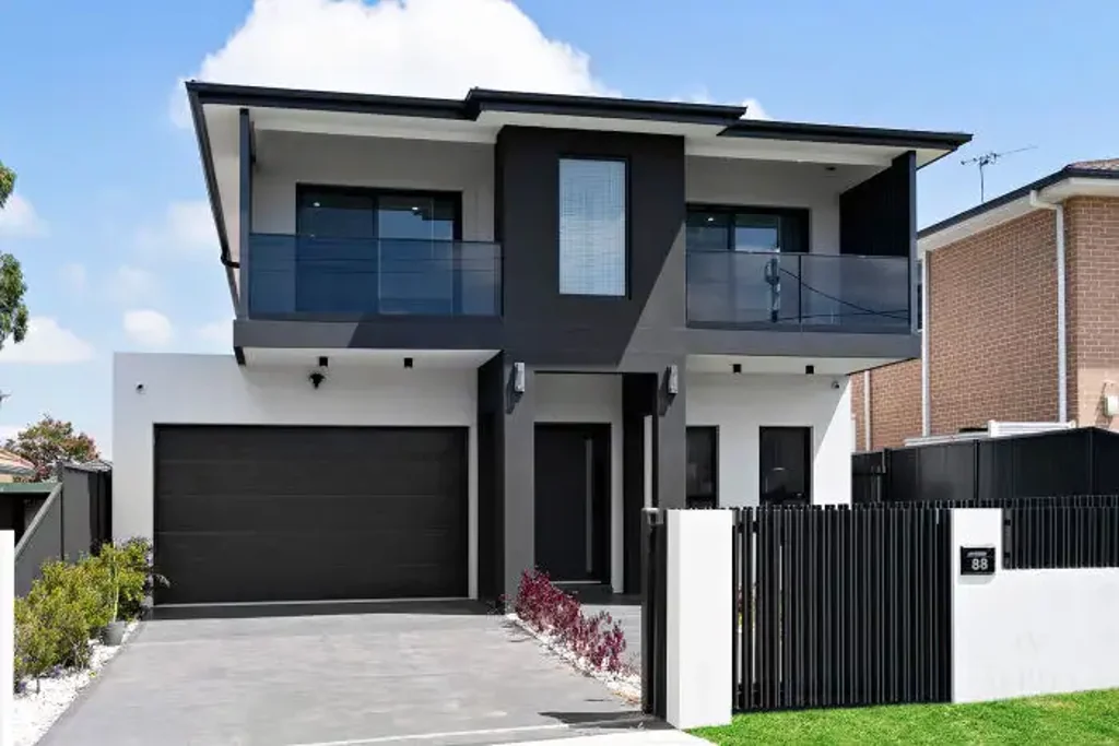 Merrylands 5房 便捷地理位置 宽敞室内空间 充满自然光 家庭友好布局 靠近商店学校交通 卓越投资潜力 Where Comfort Meets Convenience