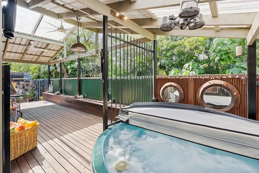 Burleigh Waters 2房  Affordable Living with Your Own Private Spa Retreat