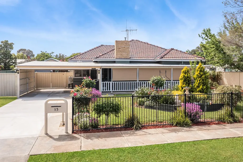 Rochester 3房  OUTSTANDING VALUE OFFERING 3 BR FAMILY RESIDENCE ON  APPROX.1000m2  ALLOTMENT WITH GOOD SHEDDING.