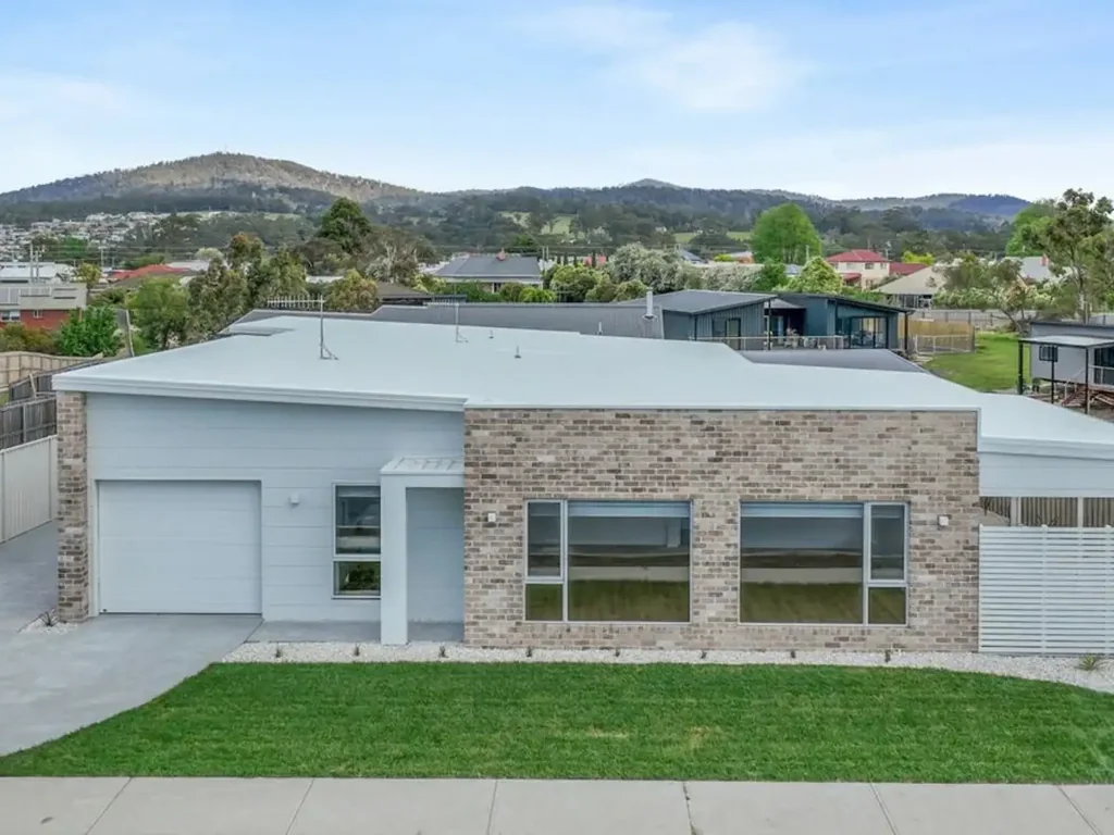 Modern Townhouse in a Prime St Helens Location – Break